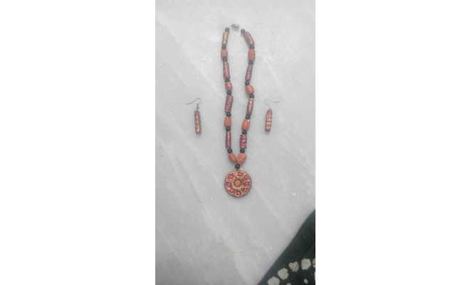 Jewellery making workshop for girl children